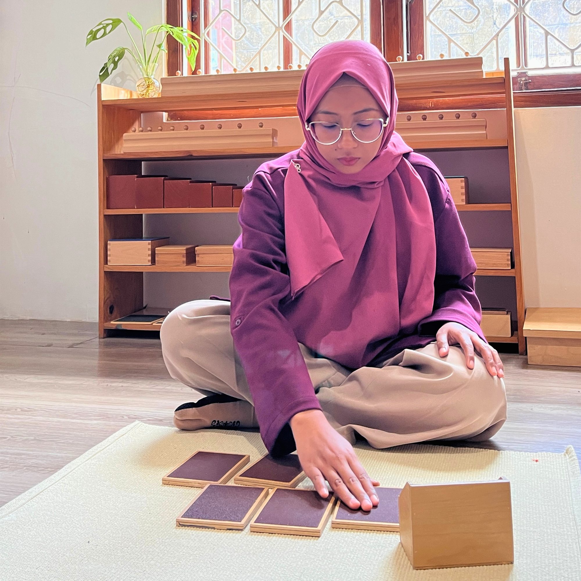 peran guru montessori sebagai penyiap lingkungan terstruktur