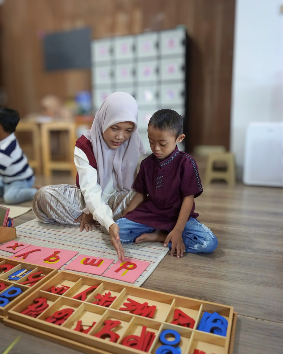 Suasana studio belajar literasi dan numerasi Montessori RonaLab di Yogyakarta dengan apparatus otentik